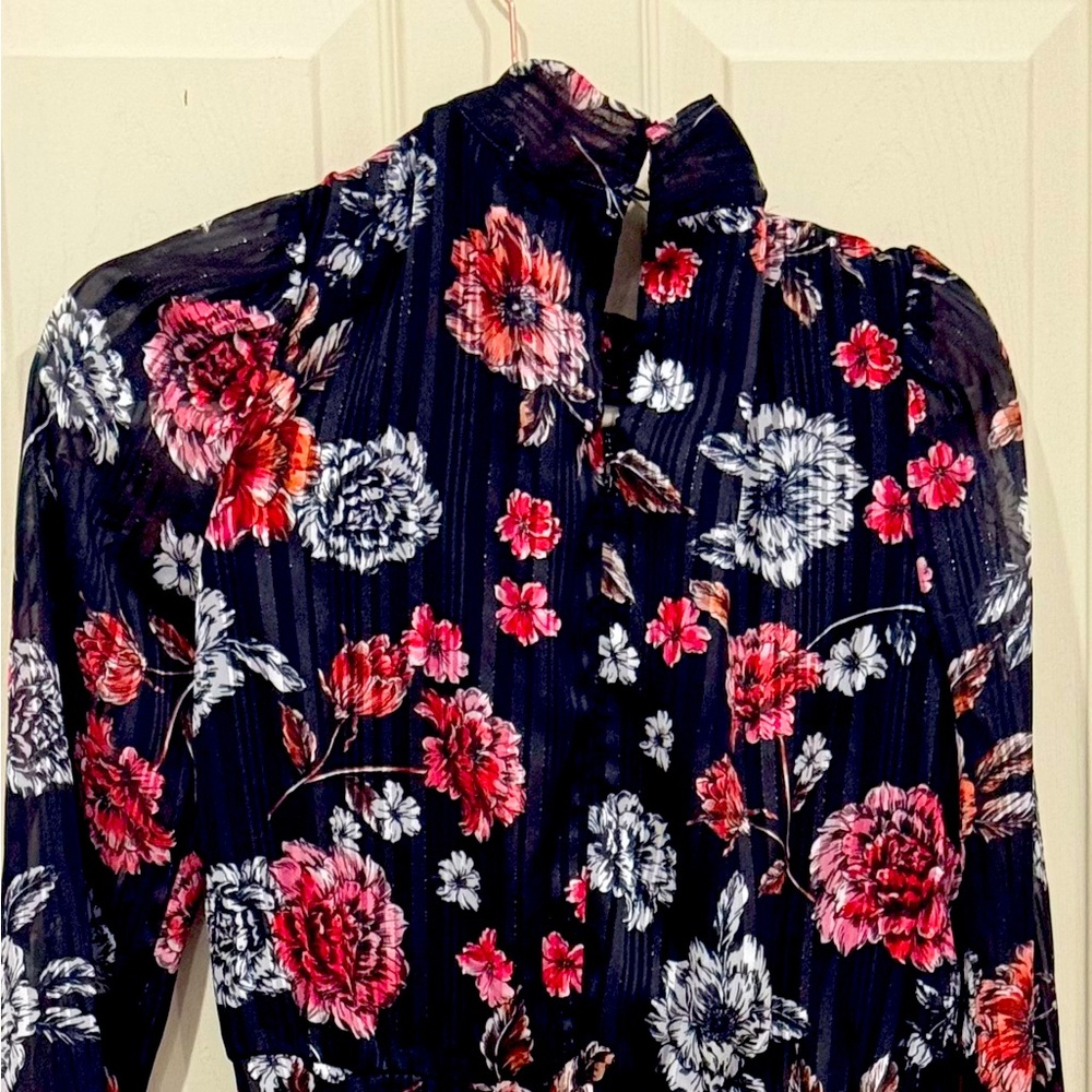 MAGGY LONDON PETITE SIZE 6
BLACK FLORAL